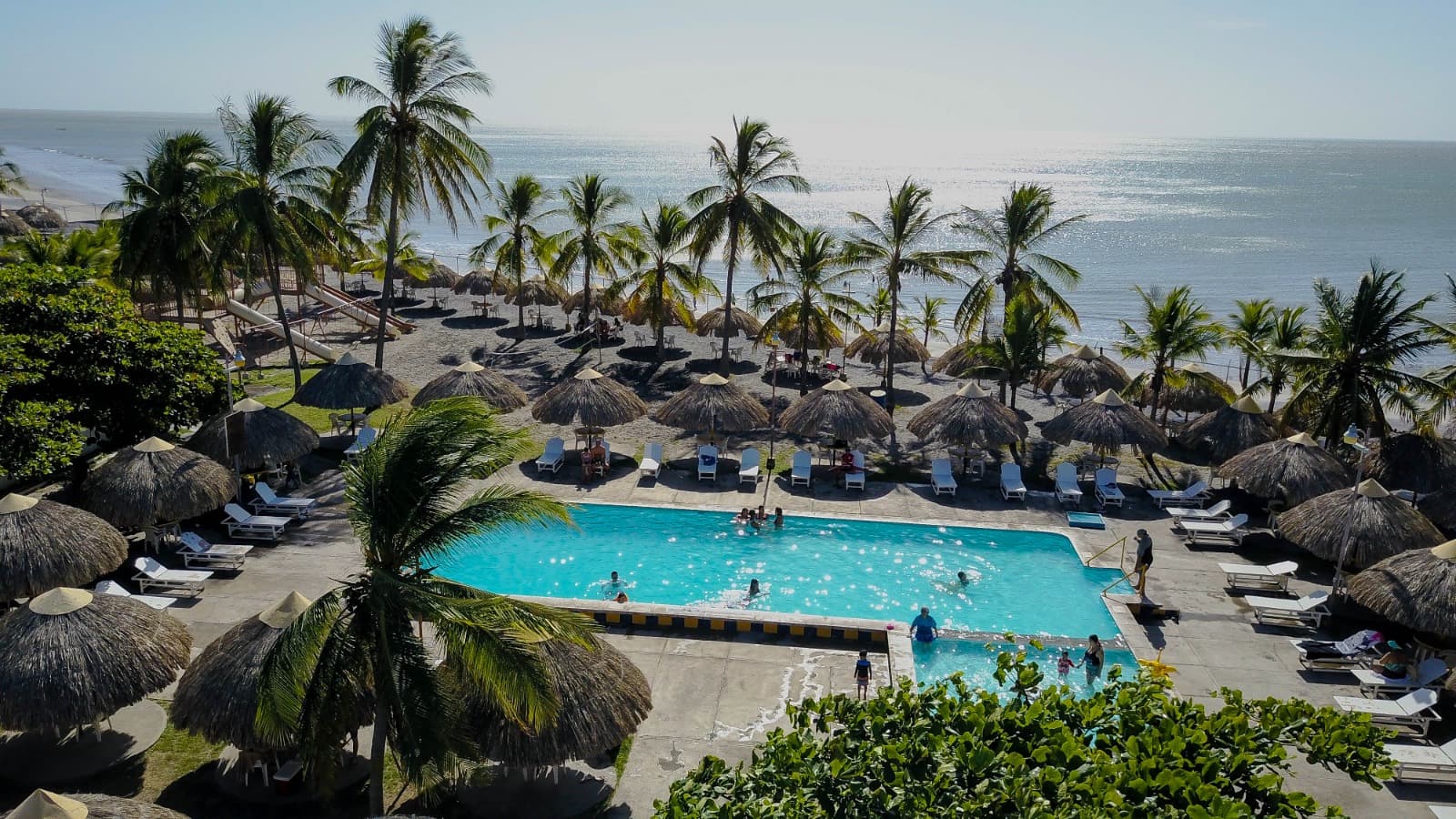 Vista aérea — piscinas y playa